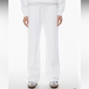 Aritzia - TNA Cozy Fleece Boyfriend Basic Wide Sweatpant (short)